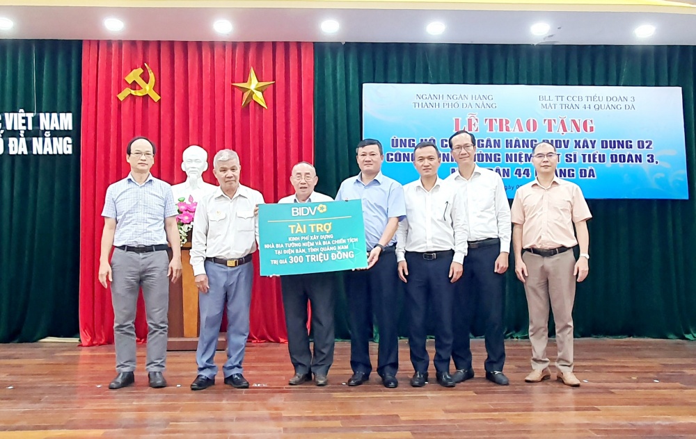 BIDV trao tặng 300 triệu đồng xây dựng đài tượng niệm liệt sỹ