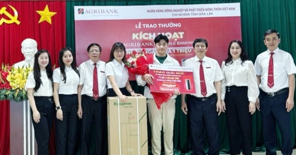 Đắk Lắk: Một khách hàng trúng giải Nhất chương trình “Đăng ký Agribank E-Mobile Banking - Vi vu Châu Á”