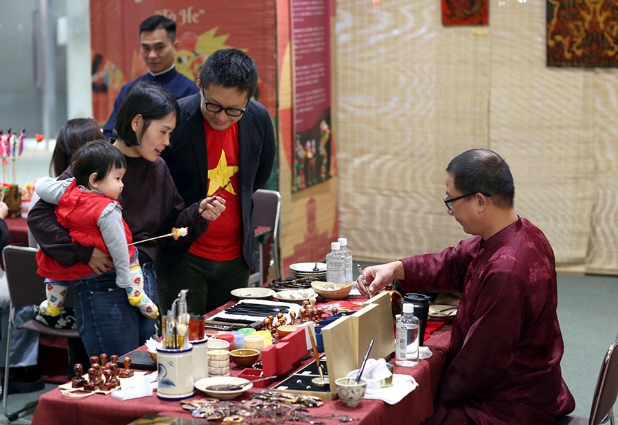 Các vị khách say sưa tìm hiểu về nghệ thuật Sơn mài khắc của Việt Nam (Ảnh: Bộ Ngoại giao Việt Nam) Các vị khách say sưa tìm hiểu về nghệ thuật Sơn mài khắc của Việt Nam (Ảnh: Bộ Ngoại giao Việt Nam)