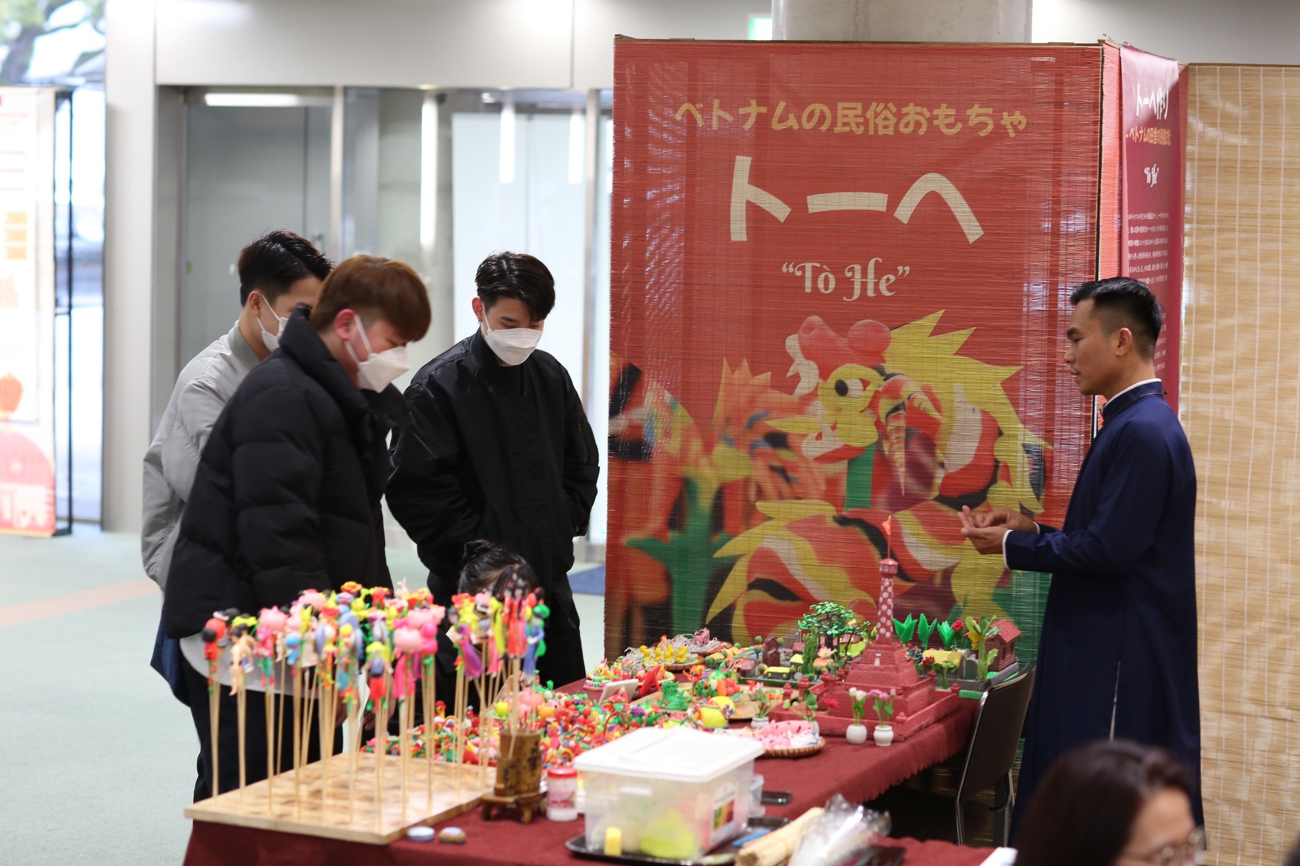 Những chiếc tò he mang vẻ đẹp dân gian truyền thống của Việt Nam hút du khách. (Ảnh: Bộ Ngoại giao Việt Nam) Những chiếc tò he mang vẻ đẹp dân gian truyền thống của Việt Nam hút du khách. (Ảnh: Bộ Ngoại giao Việt Nam)