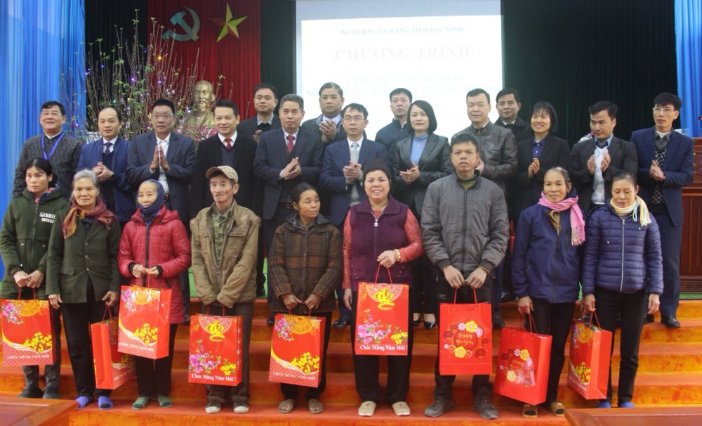 Ngành Ngân hàng tỉnh Bắc Ninh tặng quà Tết vì người nghèo