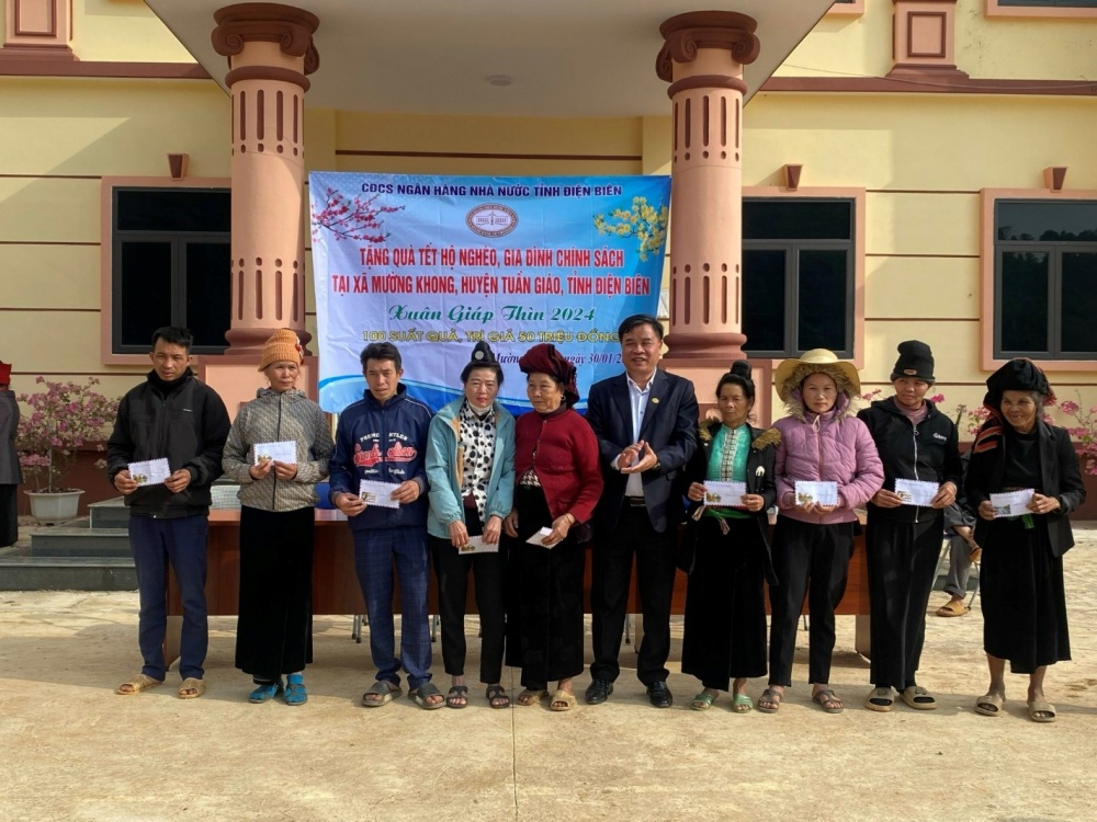 Điện Biên: Chúc tết và tặng quà tại xã đặc biệt khó khăn Mường Khong