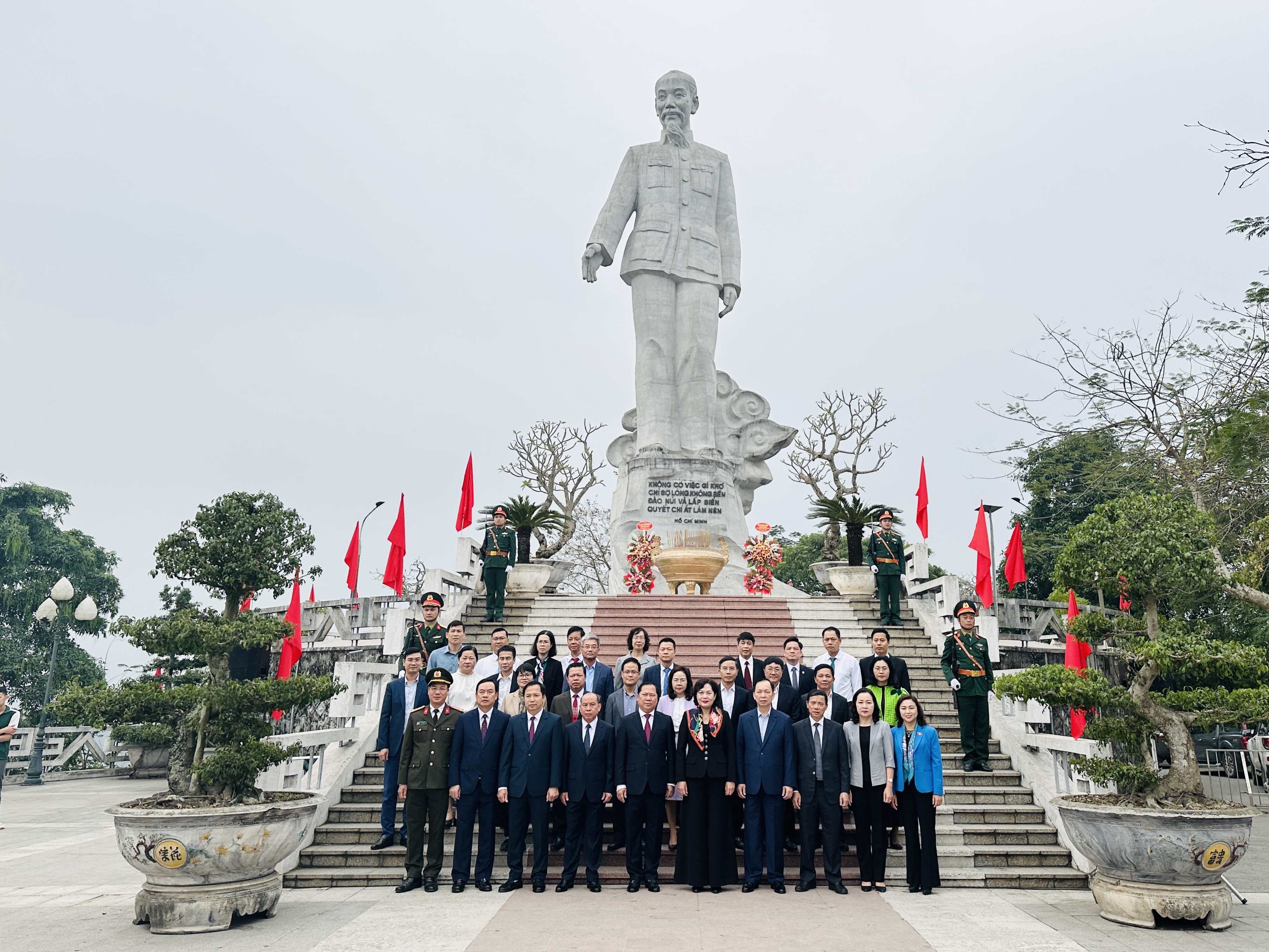 Đoàn công tác của NHNN Việt Nam dâng hương tại Tượng đài Bác Hồ trên Công trình Thủy điện Hòa Bình
