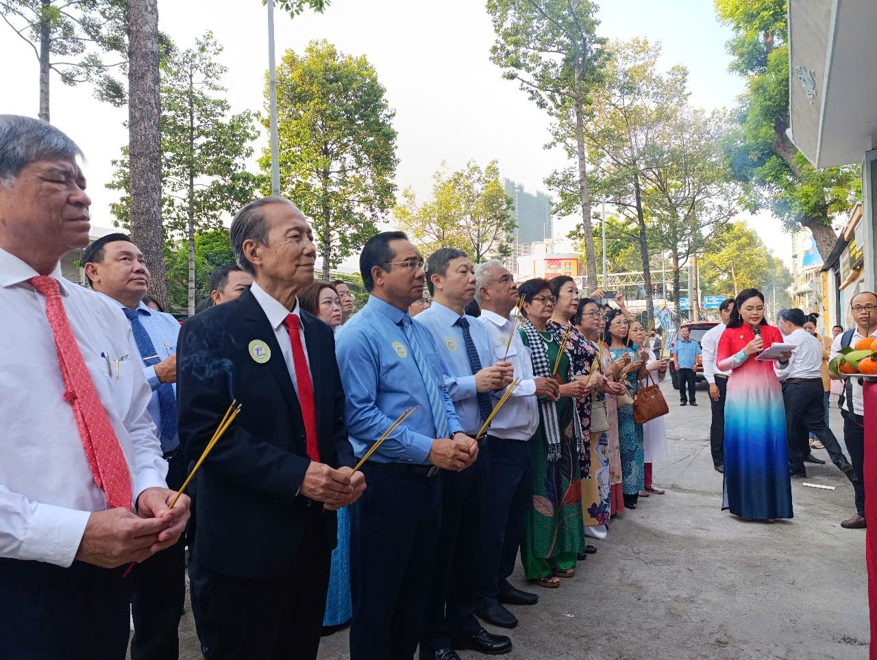 Chủ tịch UBND TP Hồ Chí Minh Nguyễn Văn Được cùng đoàn đại biểu thắp hương tại Bia tưởng niệm đặt tại Trường THPT Ernst Thälmann