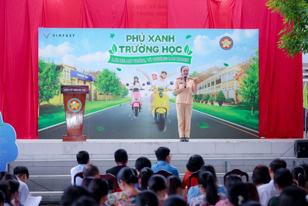 Chương trình “Phủ Xanh Trường Học” có sự tham gia của lực lượng cảnh sát giao thông, đào tạo các em học sinh về giao thông an toàn.