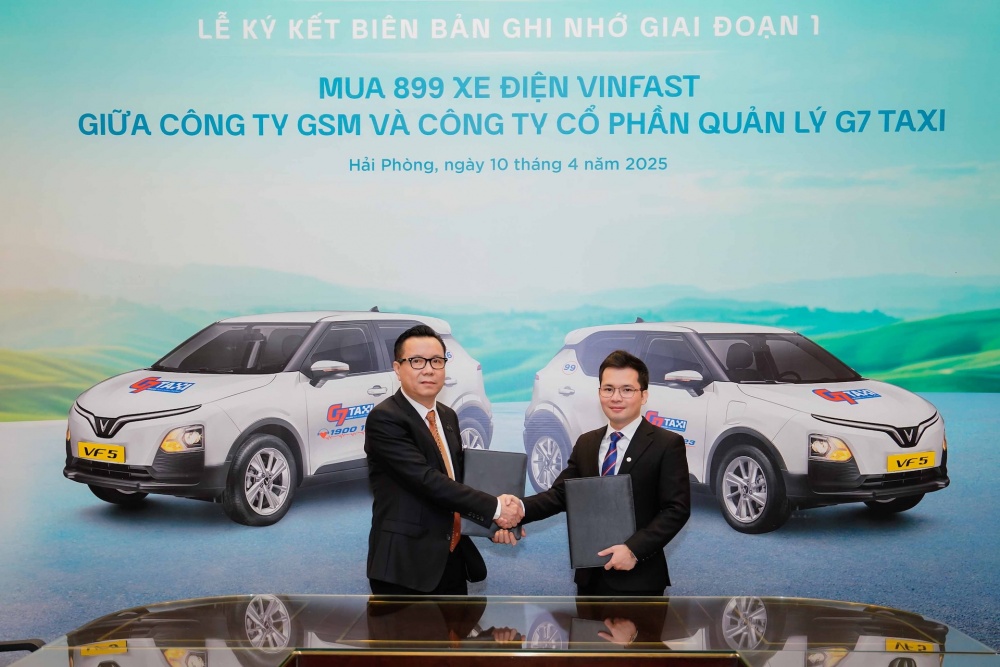  Ông Nguyễn Hồng Hải - Tổng Giám đốc G7 Taxi (trái) và ông Nguyễn Văn Thanh - Tổng Giám đốc Toàn cầu Công ty GSM tại lễ ký kết hợp tác