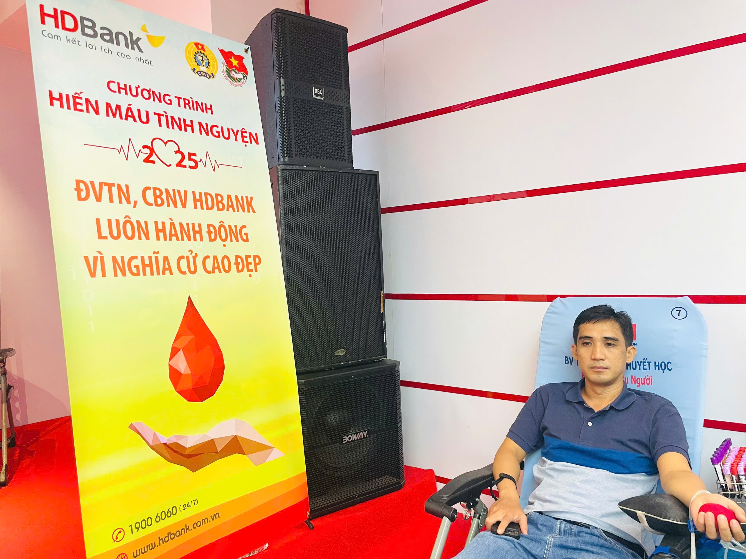 Anh Nguyễn Minh Tùng (TP. Thủ Đức, TP.HCM), khách hàng của HDBank, người đã hiến máu 02 lần tại HDBank Anh Nguyễn Minh Tùng (TP. Thủ Đức, TP.HCM), khách hàng của HDBank, người đã hiến máu 02 lần tại HDBank