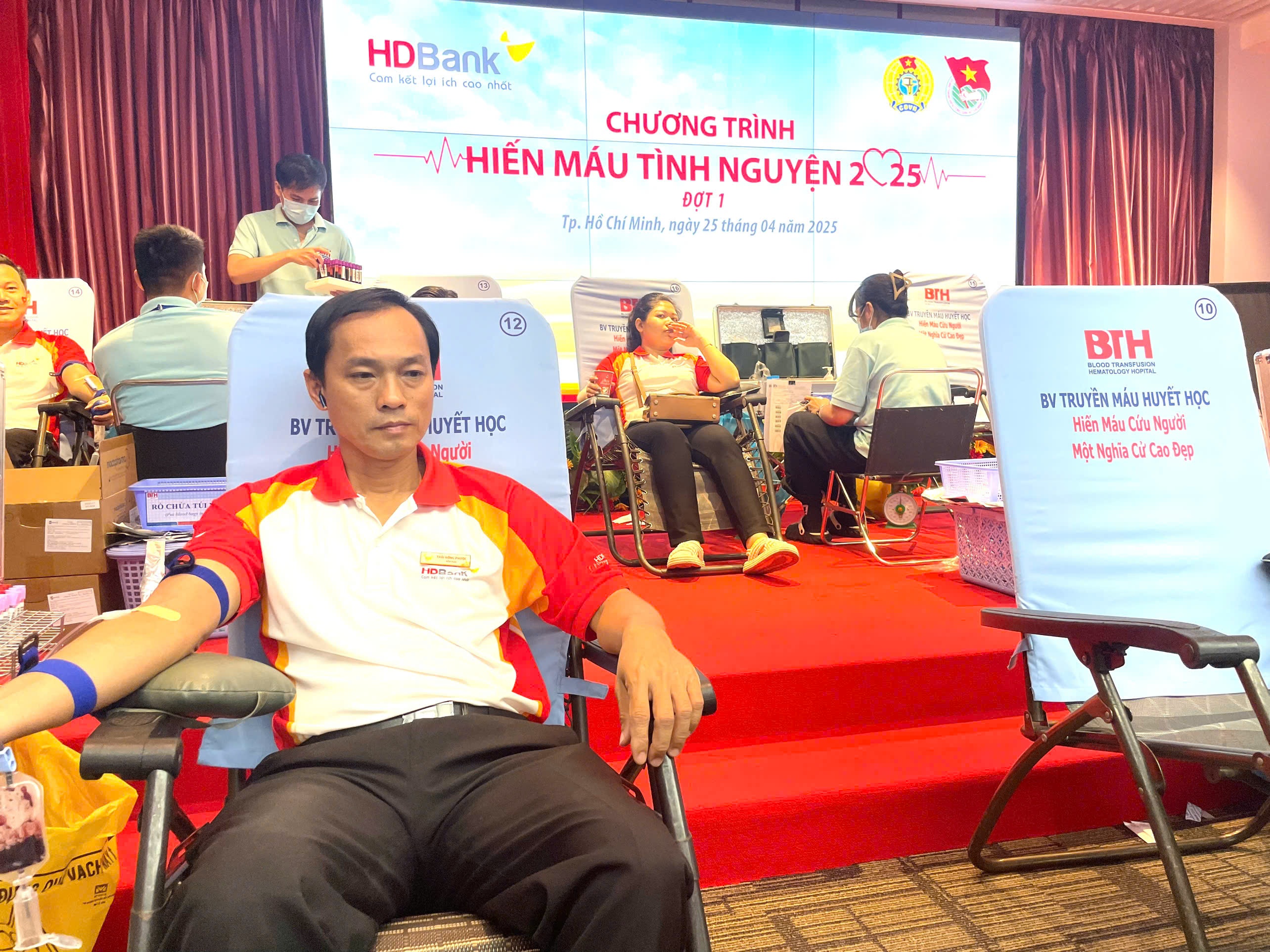 Anh Thái Hồng Phước –Trung tâm Kinh Doanh Hội sở, người đã từng hiến máu 19 lần Anh Thái Hồng Phước –Trung tâm Kinh Doanh Hội sở, người đã từng hiến máu 19 lần