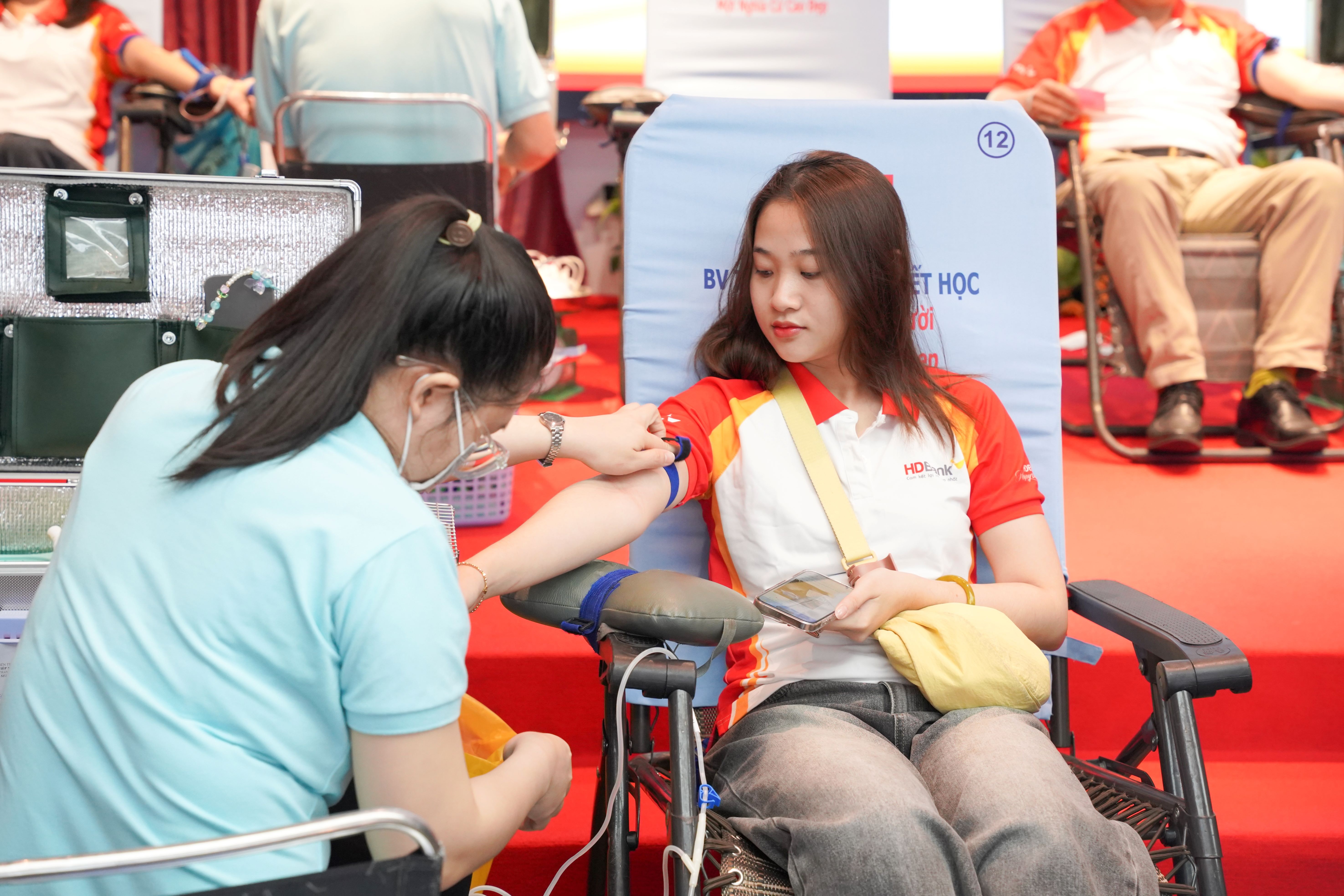 HDBank cùng khách hàng tham gia chương trình hiến máu, tiếp nối hành trình vì cộng đồng