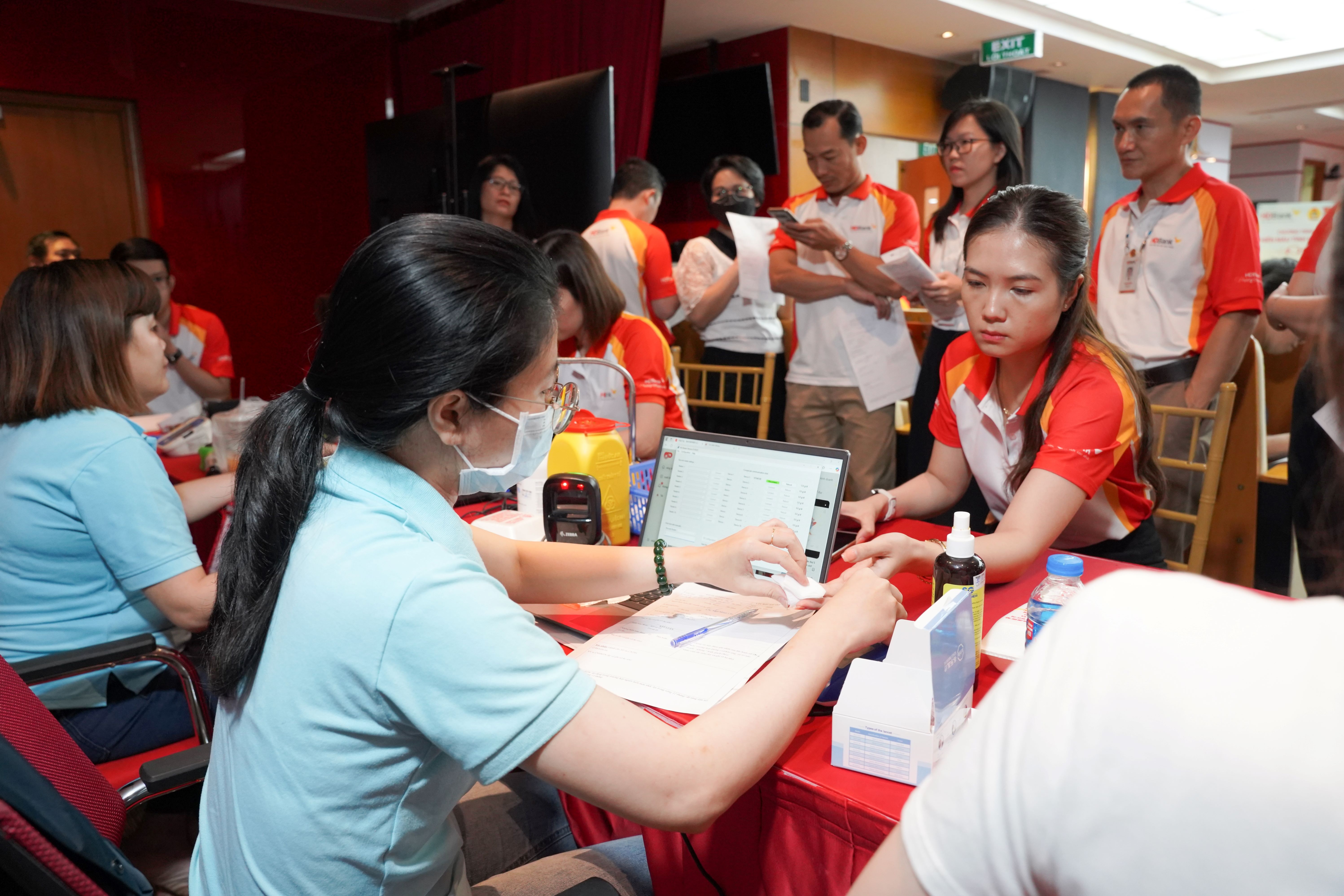 HDBank cùng khách hàng tham gia chương trình hiến máu, tiếp nối hành trình vì cộng đồng