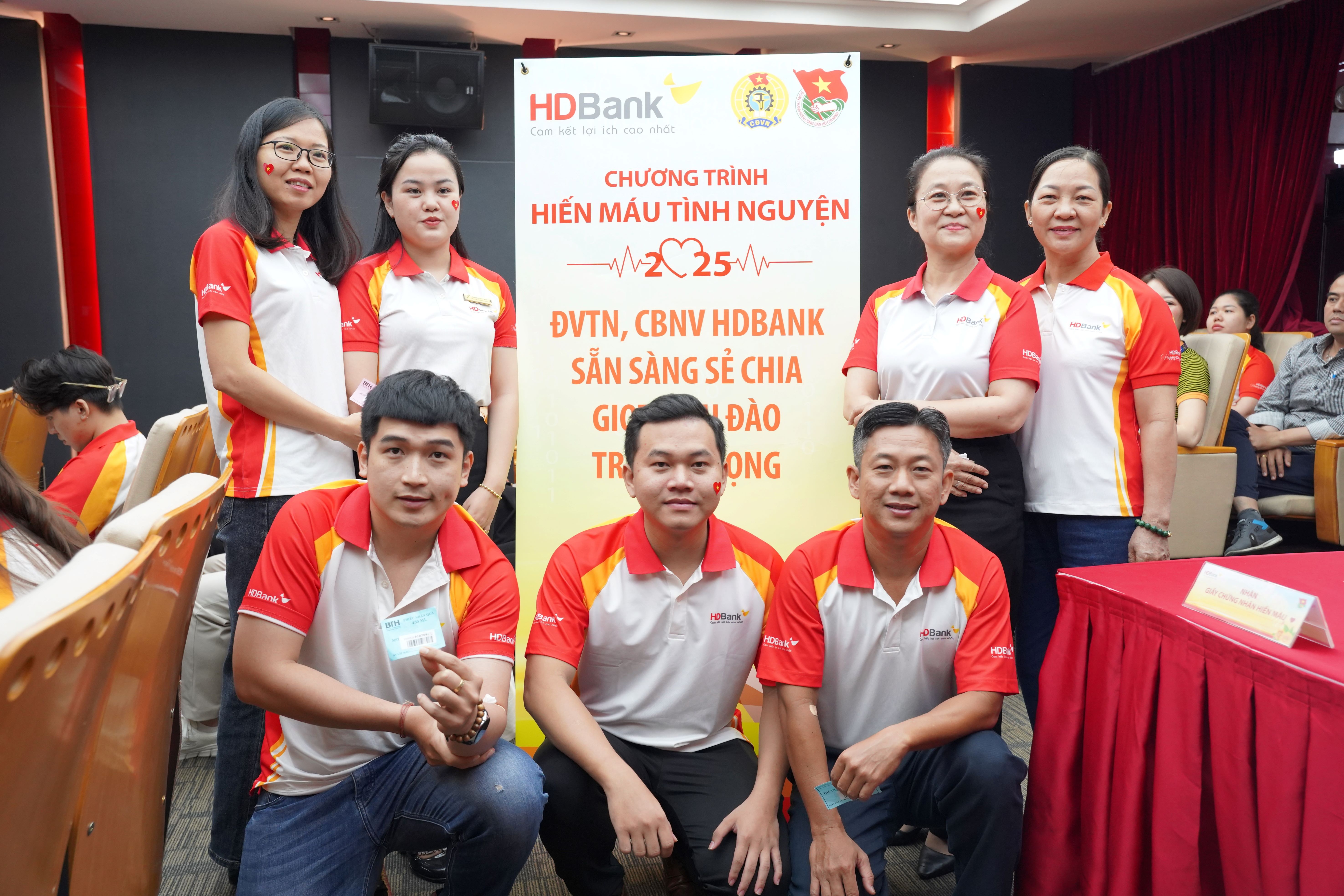 HDBank cùng khách hàng tham gia chương trình hiến máu, tiếp nối hành trình vì cộng đồng