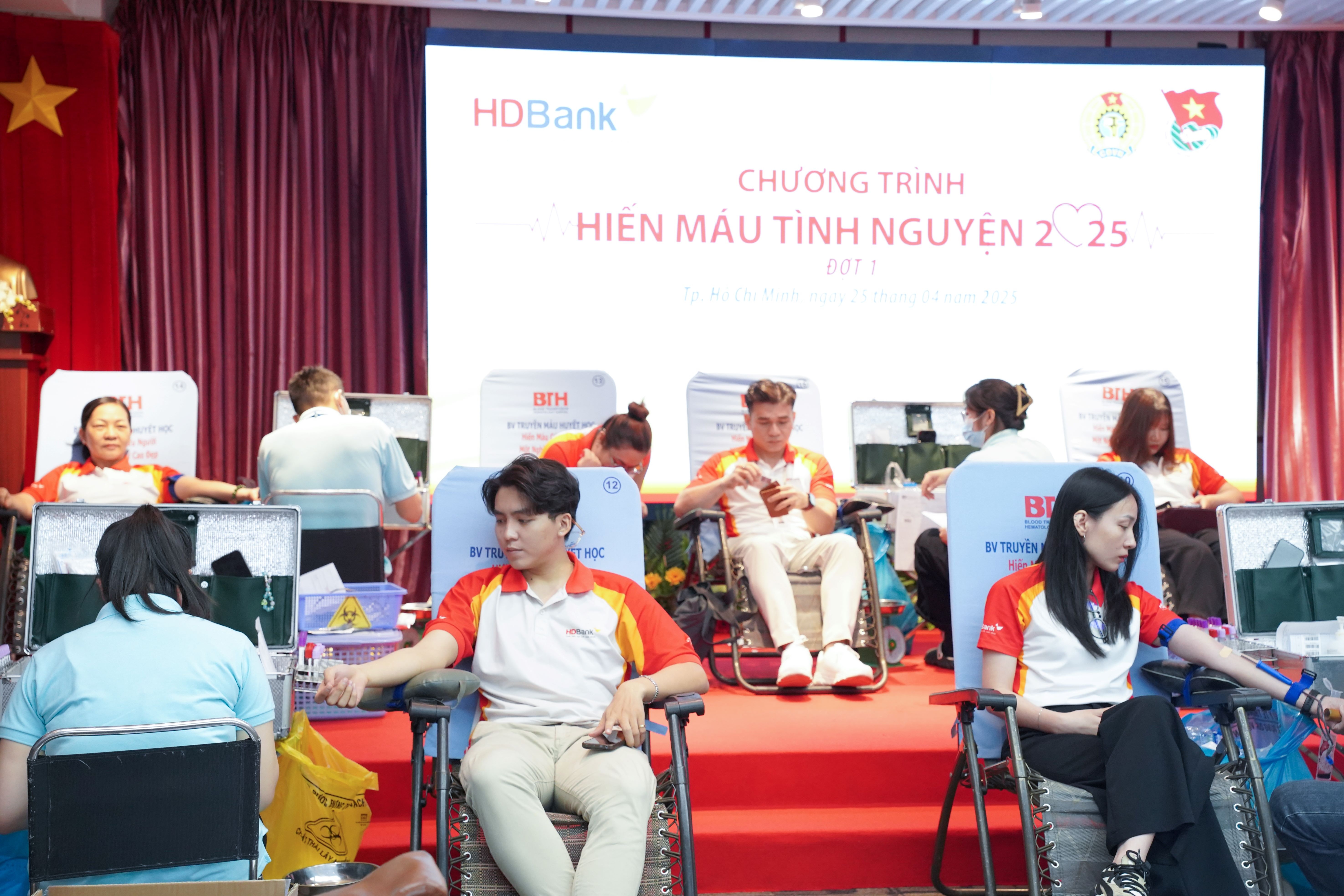 HDBank cùng khách hàng tham gia chương trình hiến máu, tiếp nối hành trình vì cộng đồng