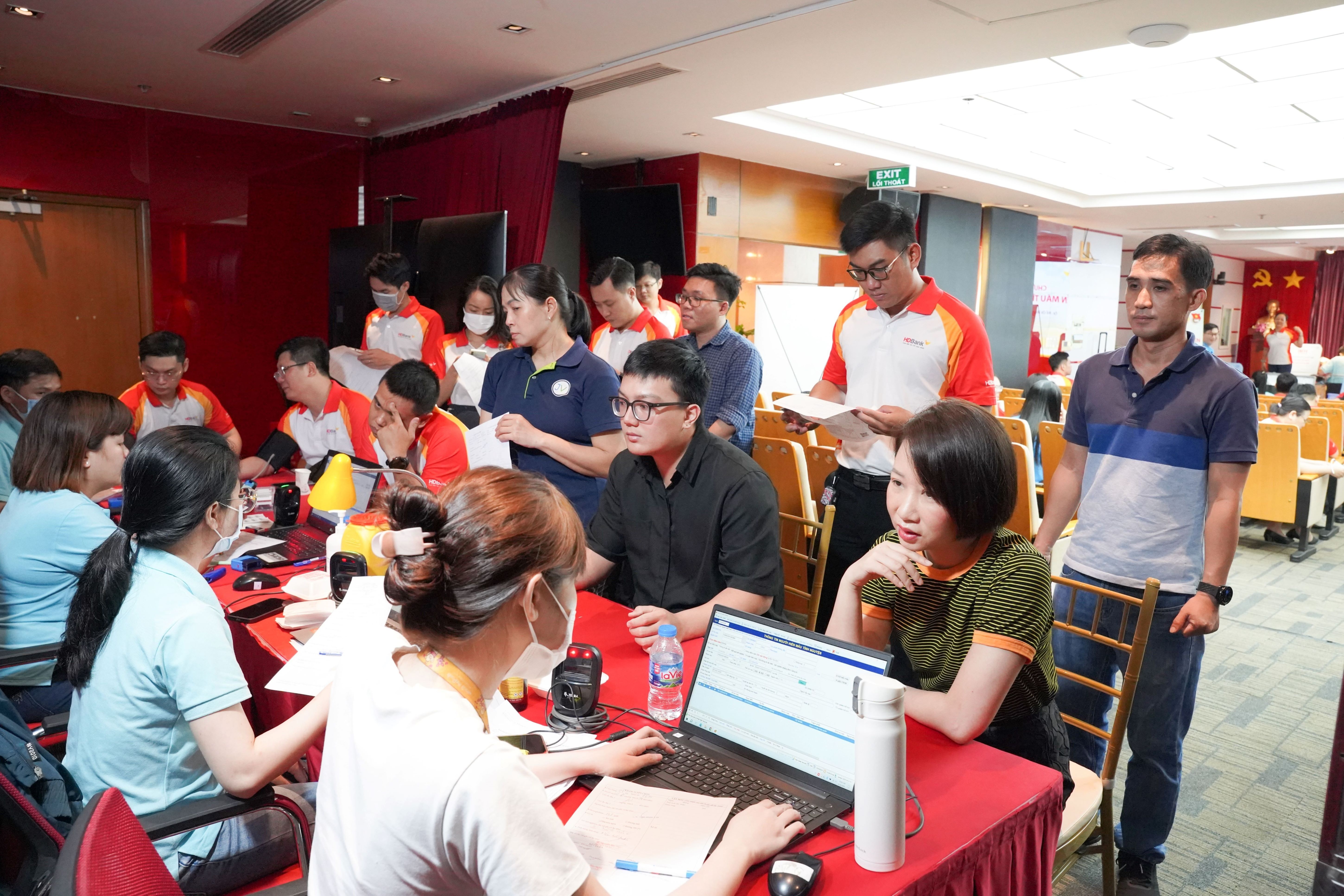 HDBank cùng khách hàng tham gia chương trình hiến máu, tiếp nối hành trình vì cộng đồng