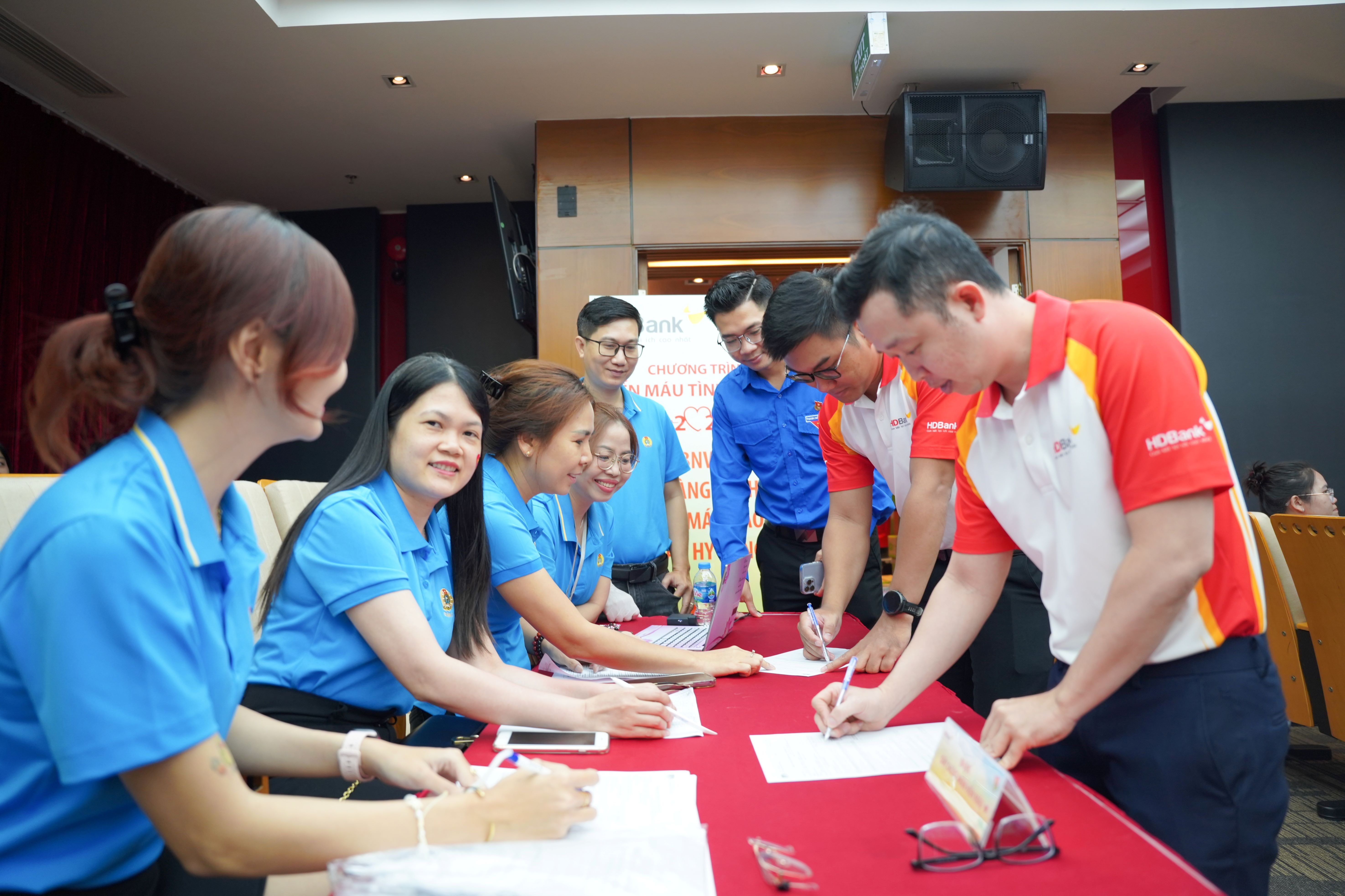 HDBank cùng khách hàng tham gia chương trình hiến máu, tiếp nối hành trình vì cộng đồng