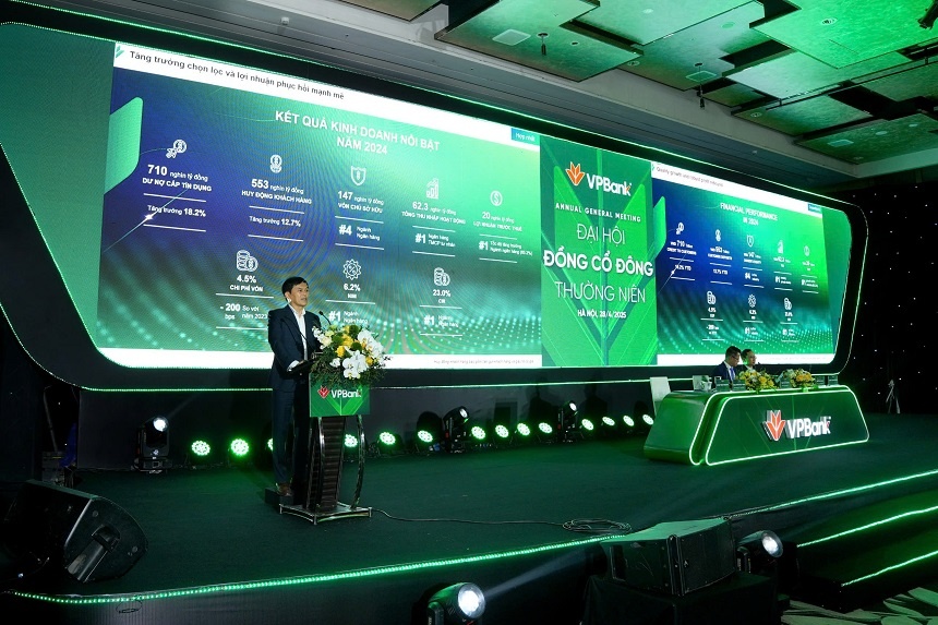 Ông Nguyễn Đức Vinh - Tổng giám đốc VPBank báo cáo kết quả hoạt động kinh doanh của ngân hàng