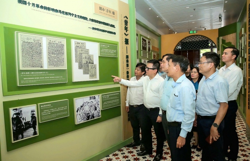 Đoàn công tác Hội Nhà báo Việt Nam thăm nơi Bác Hồ sáng lập Báo Thanh Niên tại số nhà 248 và 250 ở đường Văn Minh, quận Việt Tú, thành phố Quảng Châu, tỉnh Quảng Đông, Trung Quốc.