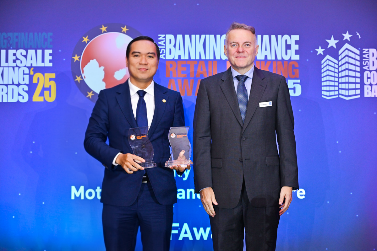 Ông Đàm Thế Thái- Phó Tổng giám đốc HDBank nhận hai giải thưởng quốc tế tại Lễ trao giải  Asian Banking &amp; Finance Awards 2025 tổ chức tại Singapore