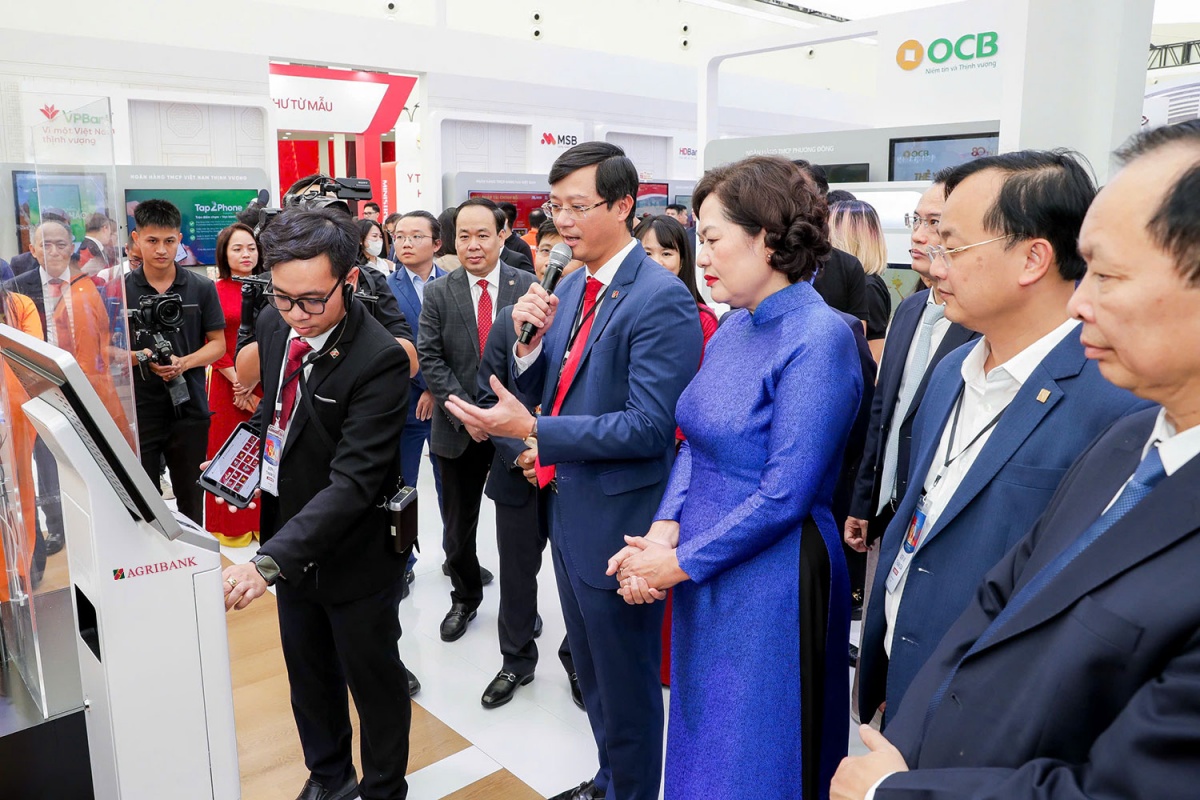 Đại diện Agribank, Phó Tổng Giám đốc Đỗ Đức Thành giới thiệu đến Thống đốc và đoàn đại biểu NHNN giải pháp Quầy giao dịch thông minh - thể hiện dấu ấn quan trọng trong công cuộc chuyển đổi số của Agribank