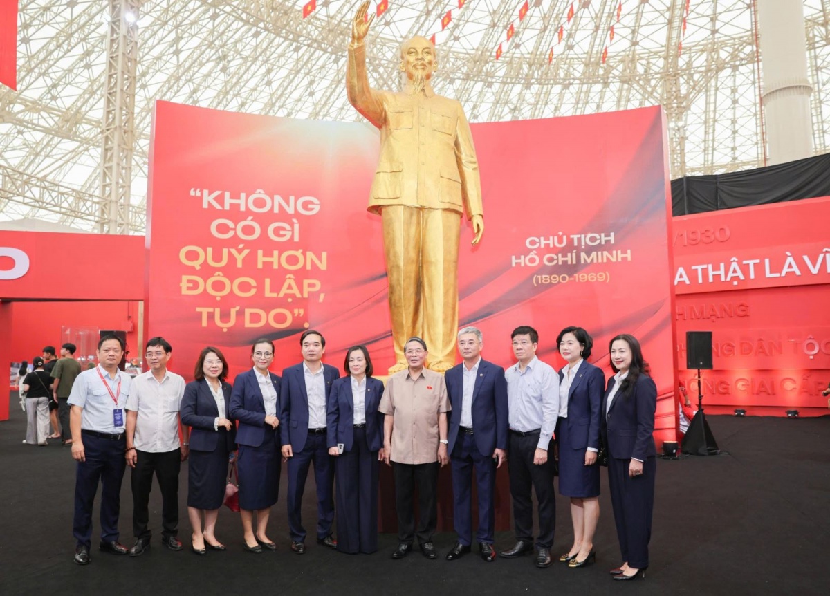 Phó Chủ tịch Quốc Hội Nguyễn Đức Hải tham quan và chụp ảnh lưu niệm cùng Ban lãnh đạo Co-opBank tại Triển lãm “Thành tựu Đất nước nhân dịp kỷ niệm 80 năm ngày Quốc khánh (2/9/1945 - 2/9/2025)” ngày 29/8/2025 Phó Chủ tịch Quốc Hội Nguyễn Đức Hải tham quan và chụp ảnh lưu niệm cùng Ban lãnh đạo Co-opBank tại Triển lãm “Thành tựu Đất nước nhân dịp kỷ niệm 80 năm ngày Quốc khánh (2/9/1945 - 2/9/2025)” ngày 29/8/2025