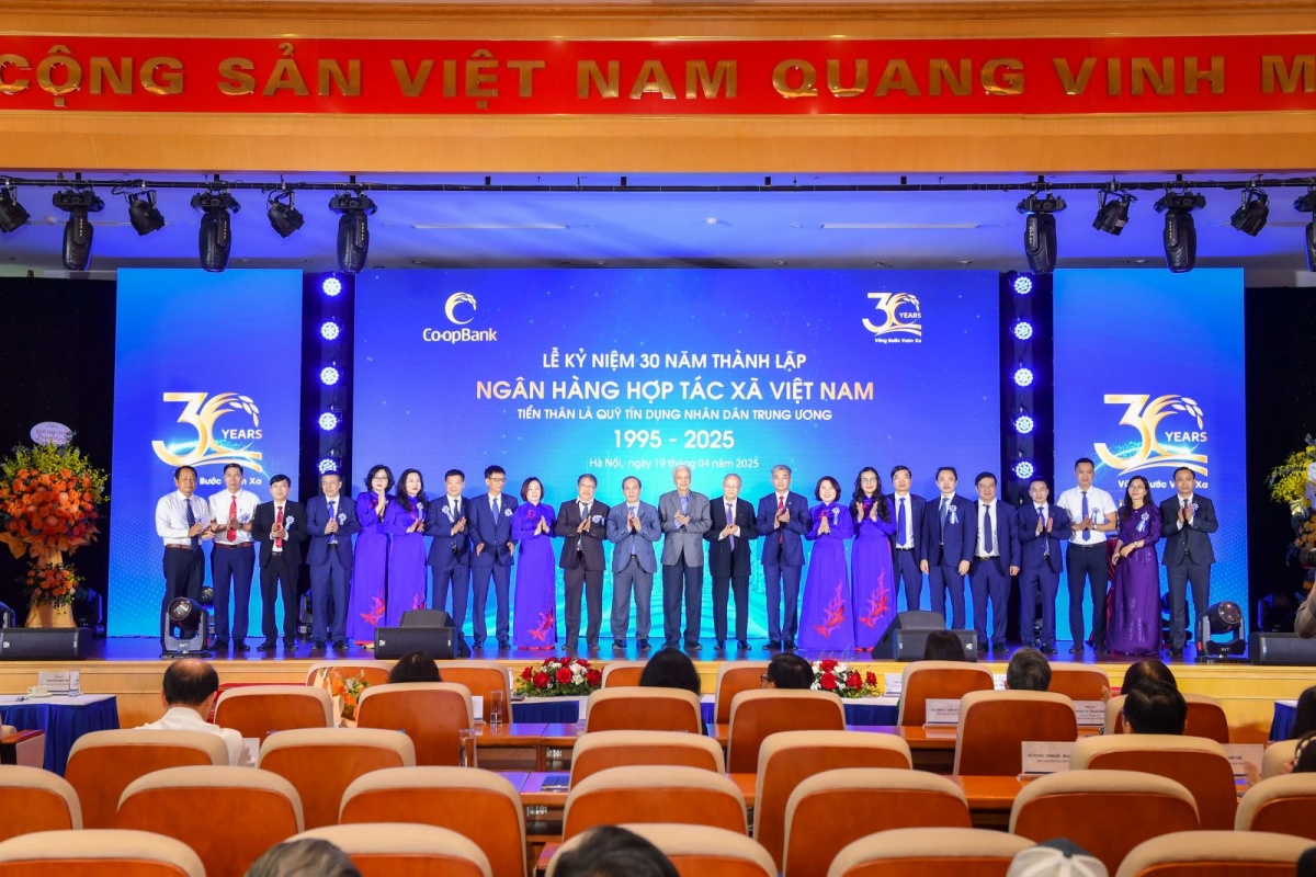 Các đồng chí Lãnh đạo NHNN Việt Nam, nguyên Lãnh đạo NHNN Việt Nam, Ban lãnh đạo Co-opBank, nguyên Lãnh đạo Co-opBank tại buổi lễ kỷ niệm 30 năm thành lập Co-opBank Các đồng chí Lãnh đạo NHNN Việt Nam, nguyên Lãnh đạo NHNN Việt Nam, Ban lãnh đạo Co-opBank, nguyên Lãnh đạo Co-opBank tại buổi lễ kỷ niệm 30 năm thành lập Co-opBank