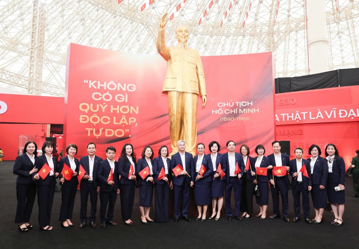 Ban lãnh đạo và các cán bộ Co-opBank chụp ảnh lưu niệm tại Triển lãm “Thành tựu Đất nước nhân dịp kỷ niệm 80 năm ngày Quốc khánh (2/9/1945 - 2/9/2025)” ngày 29/8/2025 Ban lãnh đạo và các cán bộ Co-opBank chụp ảnh lưu niệm tại Triển lãm “Thành tựu Đất nước nhân dịp kỷ niệm 80 năm ngày Quốc khánh (2/9/1945 - 2/9/2025)” ngày 29/8/2025