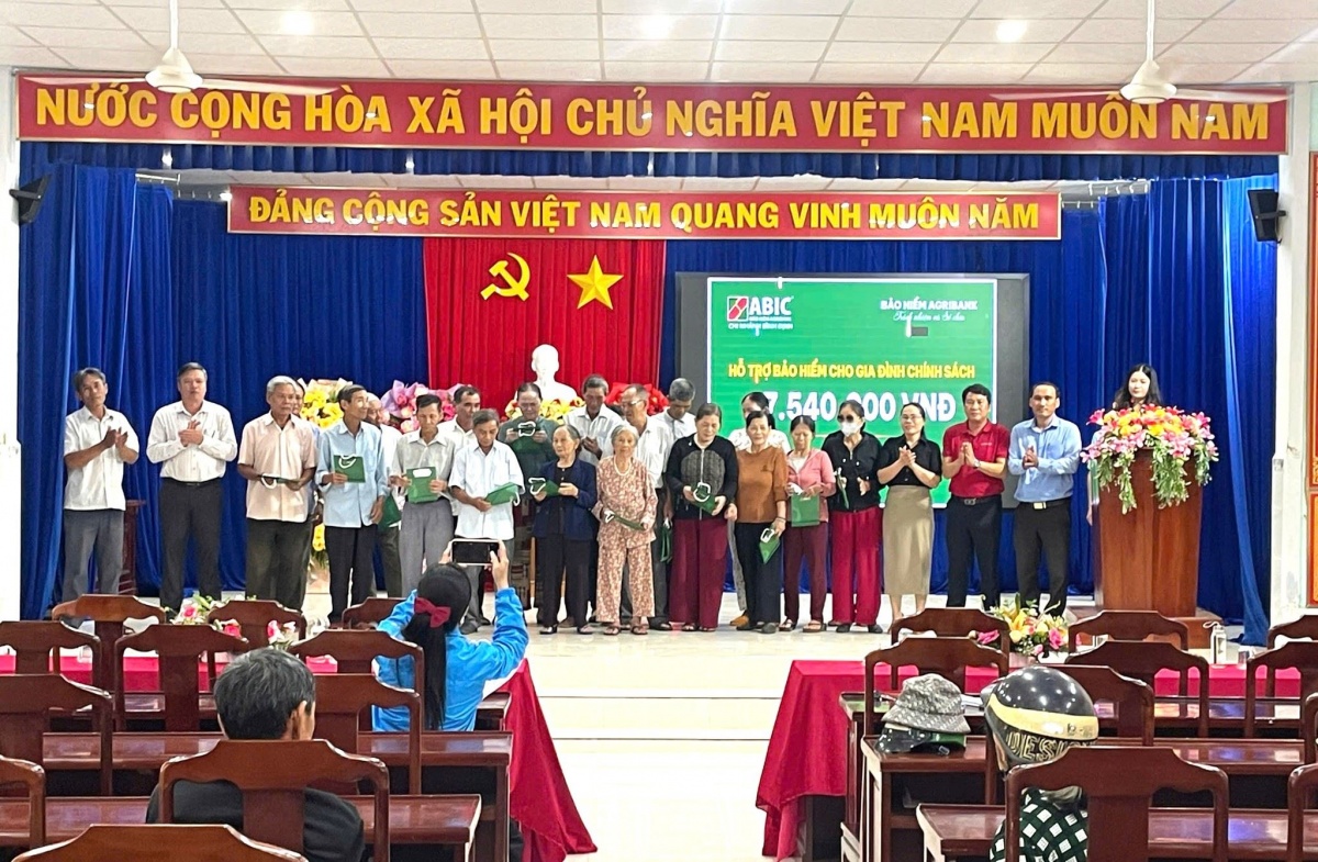 Bảo hiểm Agribank trao yêu thương và lan toả trách nhiệm, sẻ chia Bảo hiểm Agribank trao yêu thương và lan toả trách nhiệm, sẻ chia