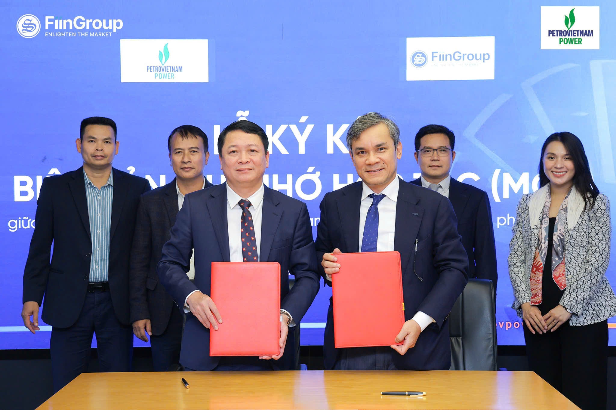 Ông Nguyễn Hữu Hiệu - Tổng Giám đốc FiinGroup và ông Nguyễn Duy Giang – Phó tổng Giám đốc Tổng công ty Điện lực Dầu khí Việt Nam - CTCP thực hiện ký kết