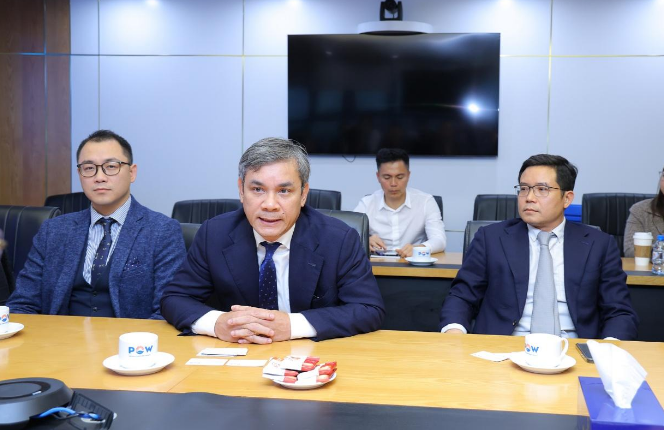 Ông Nguyễn Hữu Hiệu, Tổng giám đốc FiinGroup (ở giữa) và Ông Nguyễn Quang Thuân, Chủ tịch điều hành FiinGroup và FiinRatings (phía ngoài cùng tay phải