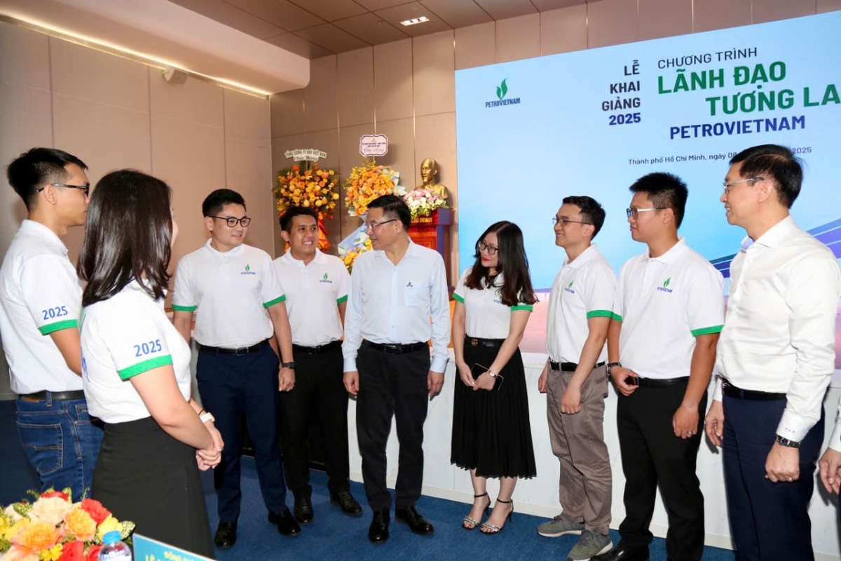 Đồng chí Lê Mạnh Hùng và Phó Bí thư Thường trực Đảng ủy Petrovietnam Trần Quang Dũng trò chuyện với các học viên trong Lễ khai giảng Chương trình “Lãnh đạo tương lai Petrovietnam 2025”). Đồng chí Lê Mạnh Hùng và Phó Bí thư Thường trực Đảng ủy Petrovietnam Trần Quang Dũng trò chuyện với các học viên trong Lễ khai giảng Chương trình “Lãnh đạo tương lai Petrovietnam 2025”).