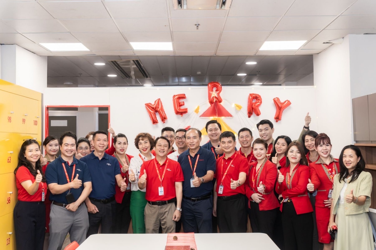 Không gian rực rỡ sắc màu, đặc sắc Giáng sinh tại văn phòng Vietjet