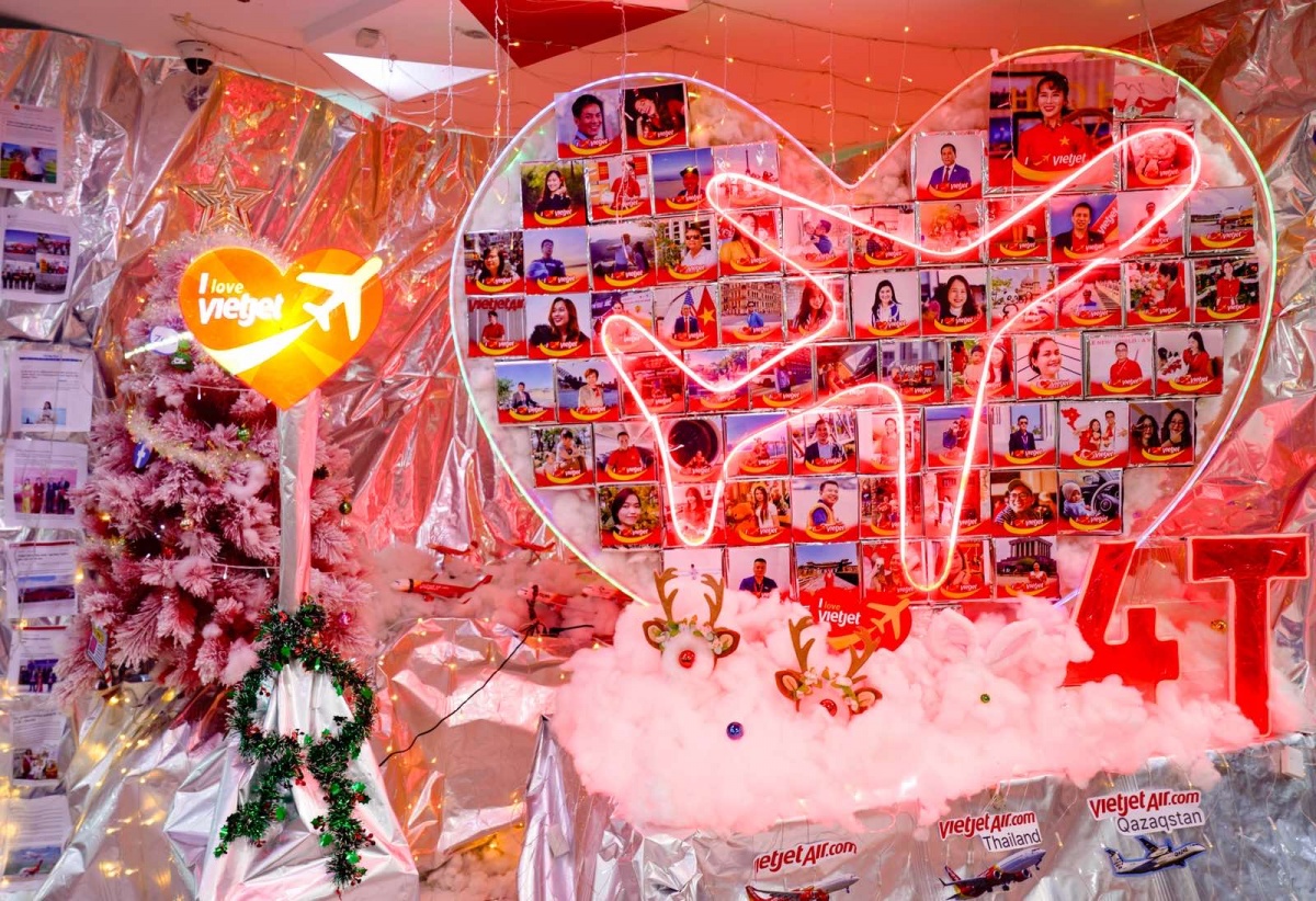Không gian rực rỡ sắc màu, đặc sắc Giáng sinh tại văn phòng Vietjet