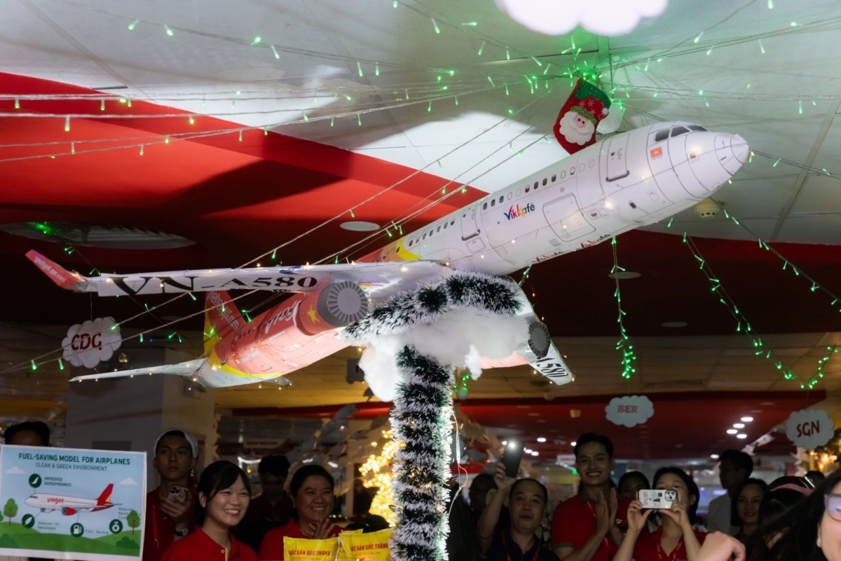 Không gian rực rỡ sắc màu, đặc sắc Giáng sinh tại văn phòng Vietjet