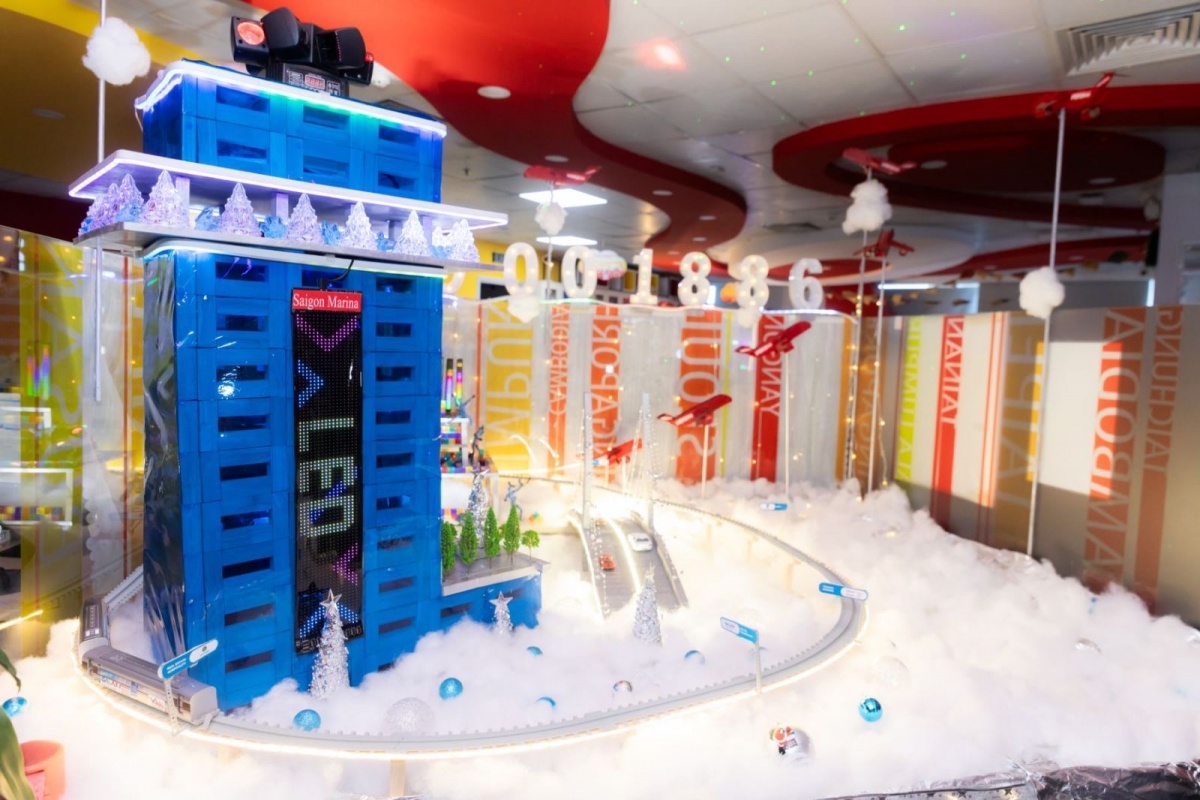 Không gian rực rỡ sắc màu, đặc sắc Giáng sinh tại văn phòng Vietjet