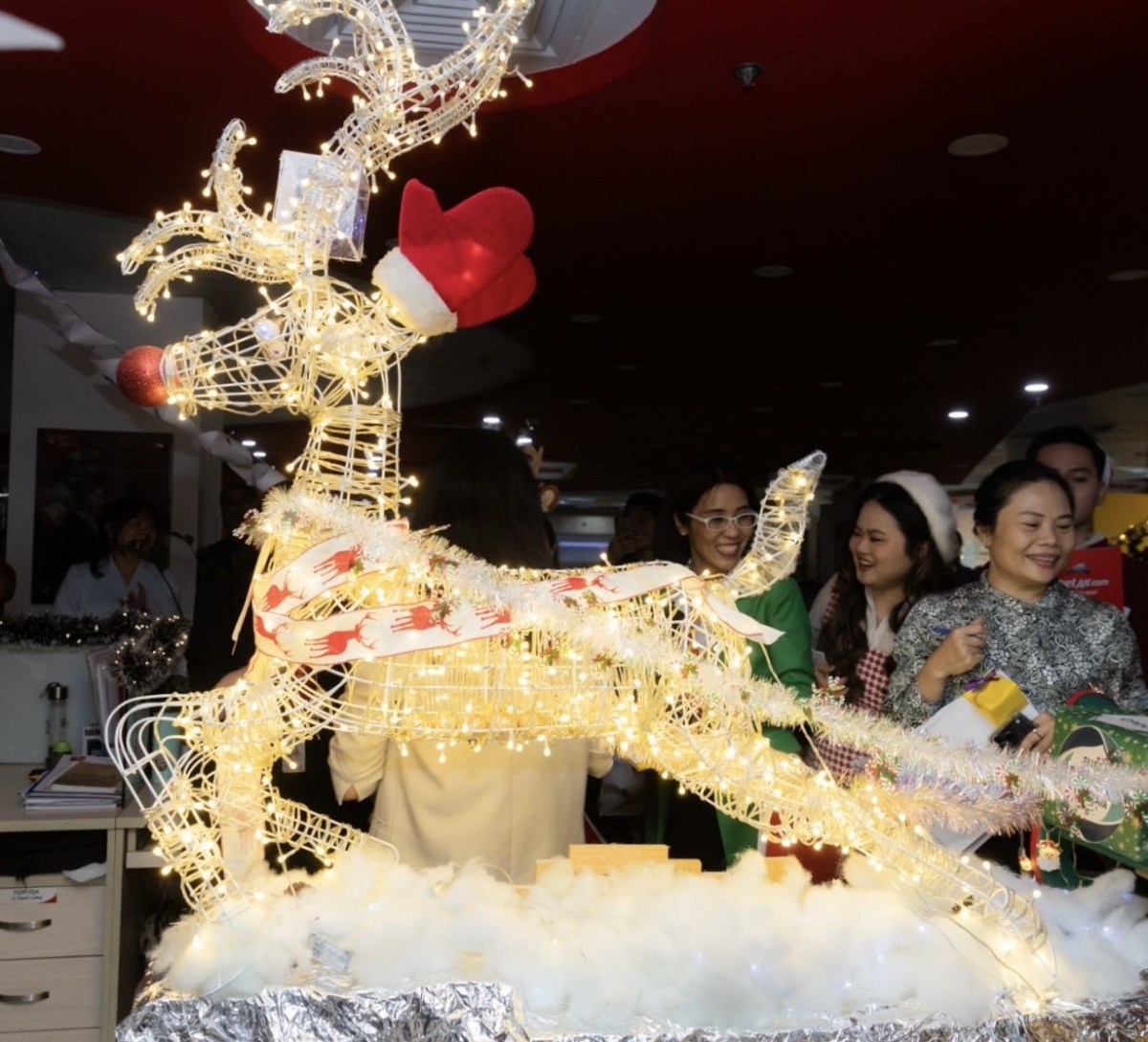 Không gian rực rỡ sắc màu, đặc sắc Giáng sinh tại văn phòng Vietjet