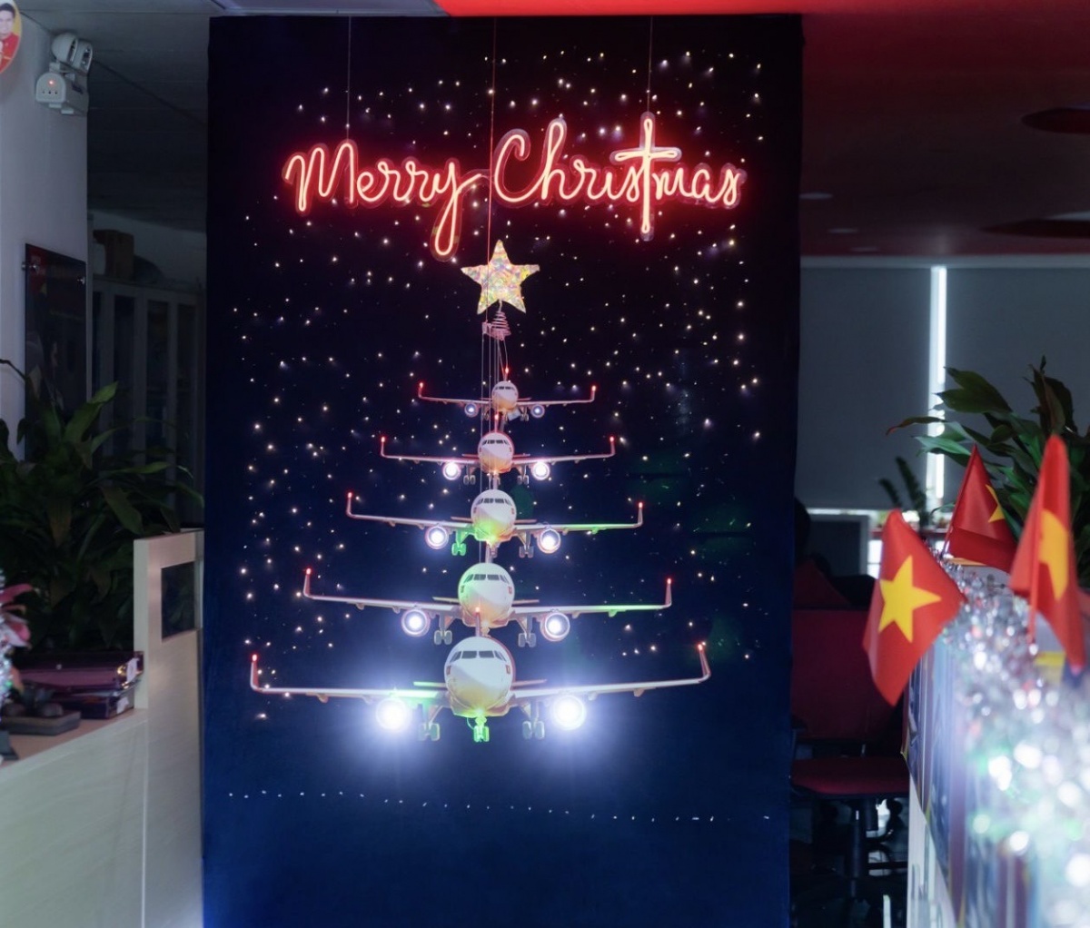 Không gian rực rỡ sắc màu, đặc sắc Giáng sinh tại văn phòng Vietjet