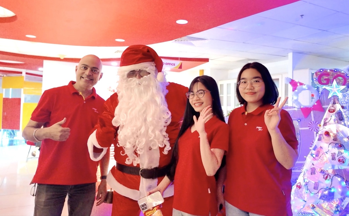 Không gian rực rỡ sắc màu, đặc sắc Giáng sinh tại văn phòng Vietjet