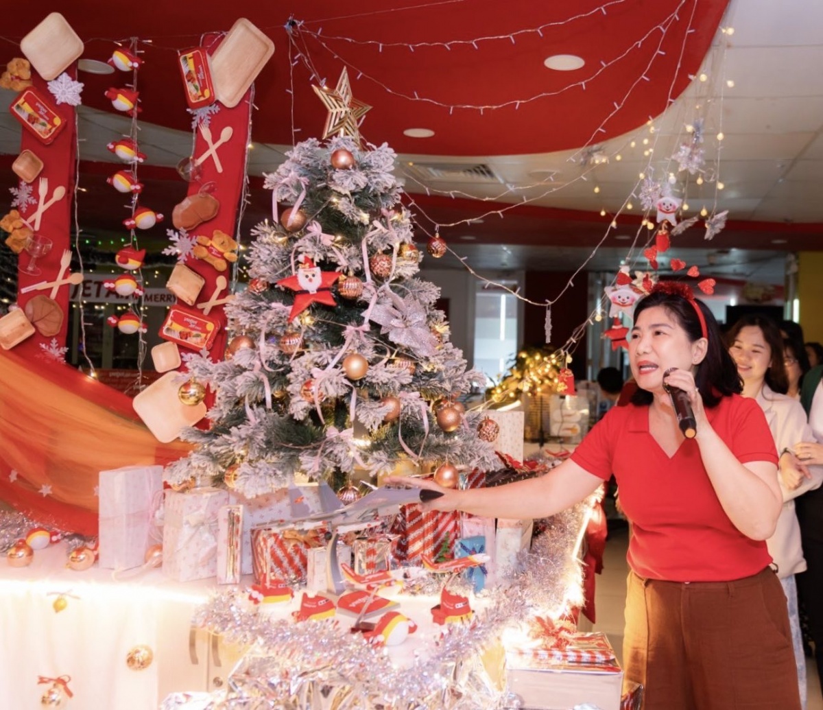 Không gian rực rỡ sắc màu, đặc sắc Giáng sinh tại văn phòng Vietjet