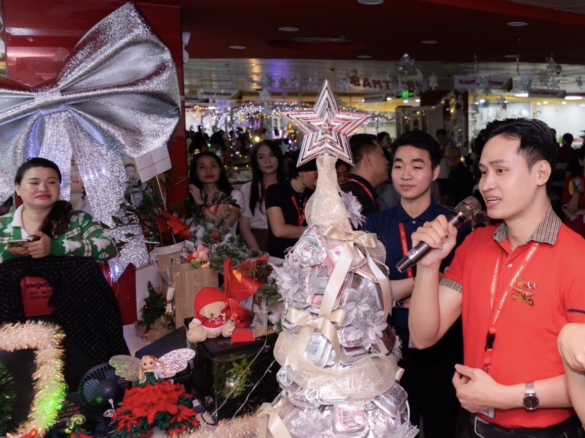 Không gian rực rỡ sắc màu, đặc sắc Giáng sinh tại văn phòng Vietjet