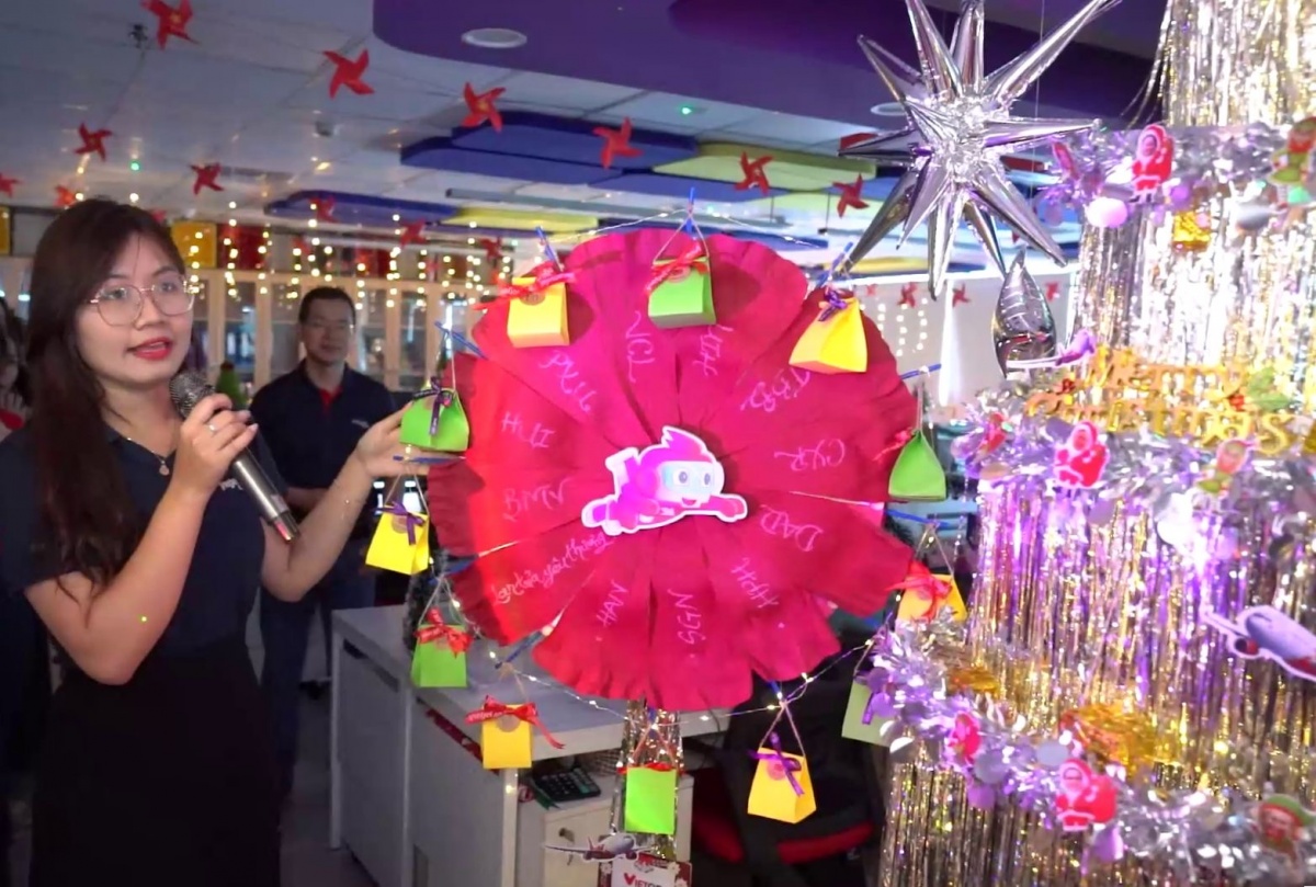 Không gian rực rỡ sắc màu, đặc sắc Giáng sinh tại văn phòng Vietjet