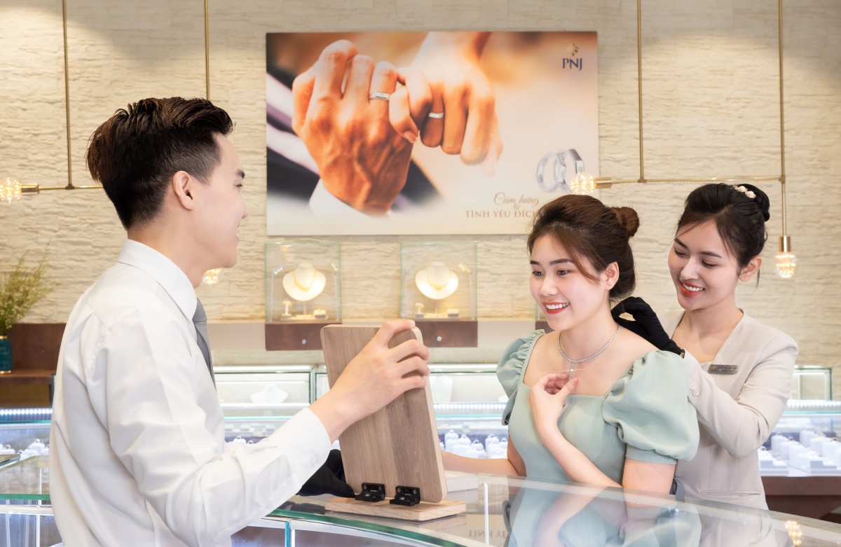 việc bổ nhiệm ông Phan Quốc Công làm CEO nhằm bảo đảm sự liên tục trong điều hành và phù hợp với định hướng phát triển giai đoạn tiếp theo của PNJ. việc bổ nhiệm ông Phan Quốc Công làm CEO nhằm bảo đảm sự liên tục trong điều hành và phù hợp với định hướng phát triển giai đoạn tiếp theo của PNJ.