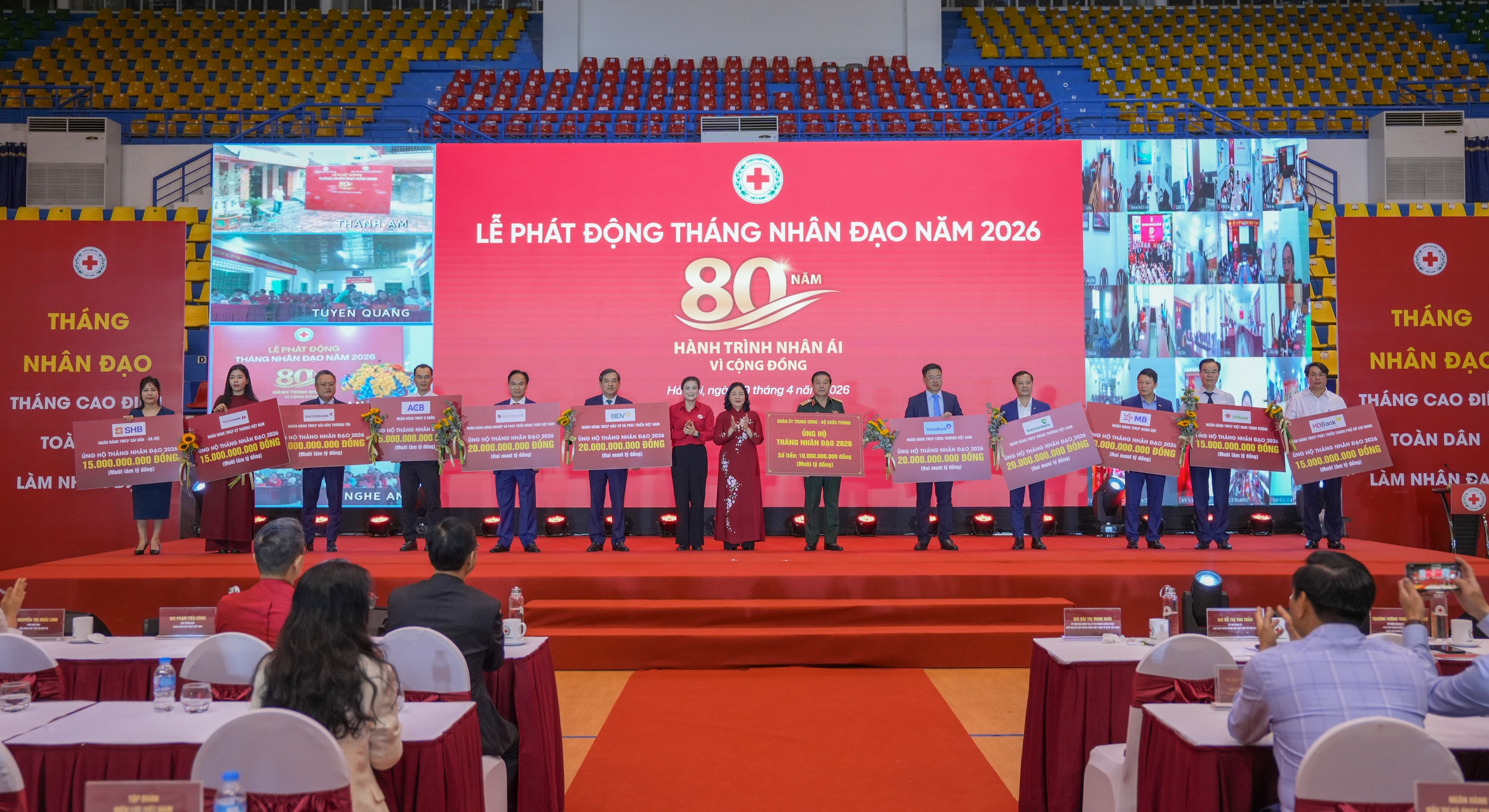 Ông Trần Anh Việt - Thành viên Ban Điều hành SACOMBANK (thứ ba từ trái sang) cùng đại diện các tổ chức tín dụng trao biểu trưng ủng hộ các hoạt động nhân đạo tại Lễ phát động Tháng Nhân đạo năm 2026.