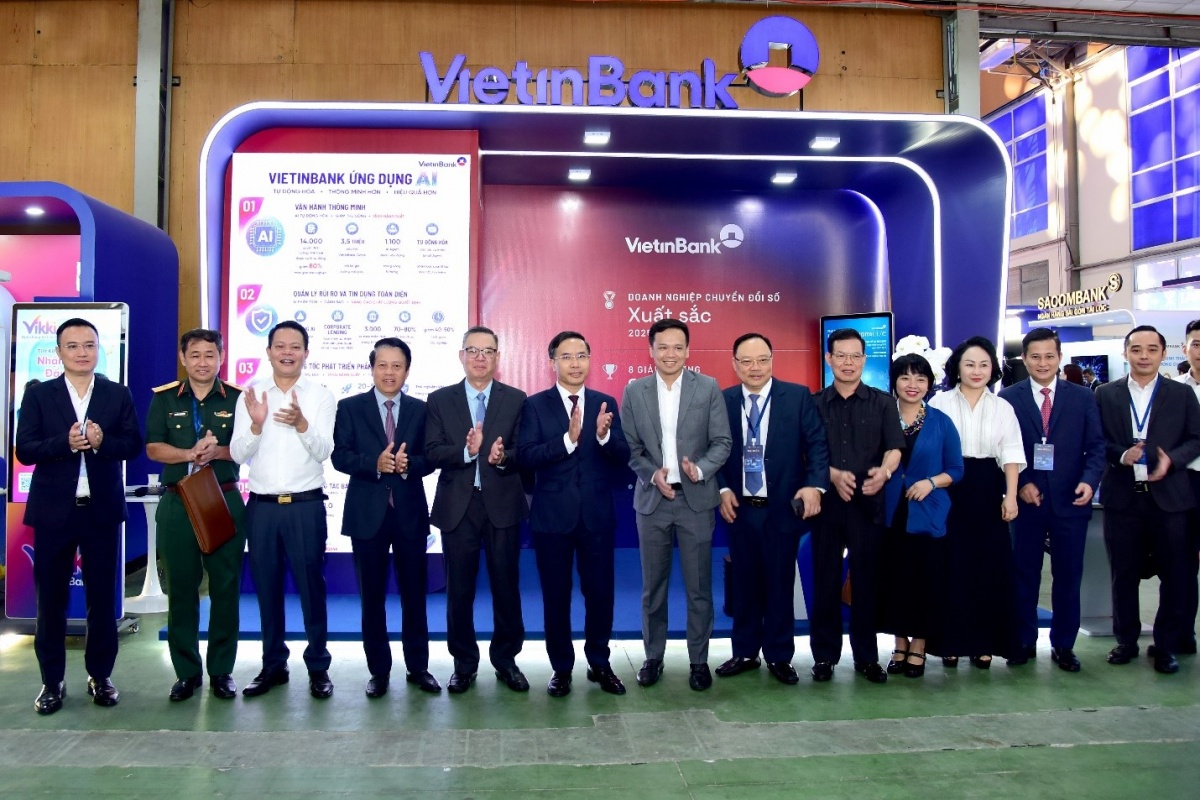 Đại biểu chụp ảnh lưu niệm bên gian triển lãm VietinBank