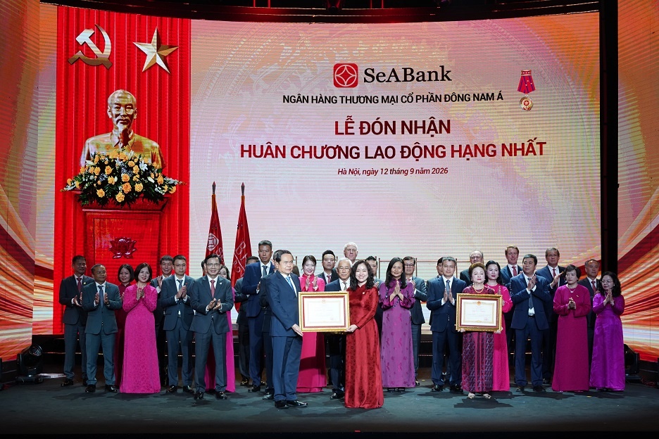 Ảnh 1. Bà Lê Thu Thuỷ - Phó Chủ tịch HĐQT SeABank đại diên Ngân hàng đón nhận Huân chương lao động hạng Nhất
