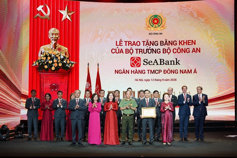 Ảnh 3. Ban lãnh  SeABank đón nhận Bằng khen của Bộ trưởng Bộ Công an vì đã có thành tích xuất sắc trong phong trào “Toàn dân bảo vệ an ninh Tổ quốc”