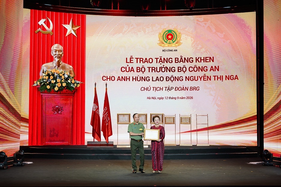Ảnh 4. Thứ trưởng Bộ Công an, Thượng tướng Đặng Hồng Đức trao Bằng khen của Bộ trưởng Bộ Công an tặng doanh nhân Nguyễn Thị Nga