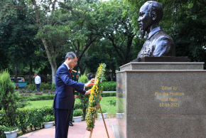 Thủ tướng Lê Minh Hưng dâng hoa tưởng niệm Chủ tịch Hồ Chí Minh tại New Delhi