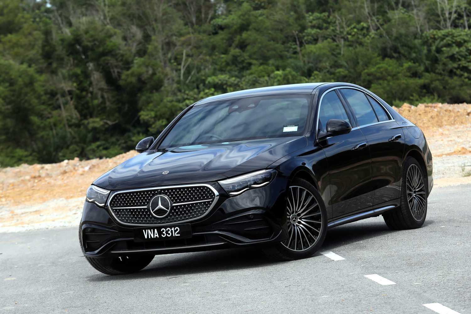 Mercedes-Benz E-Class PHEV giá dự kiến gần 3,4 tỷ đồng tại Việt Nam lộ mức tiêu thụ xăng 'như ngửi': Dưới 2L/100km, tiết kiệm hơn cả Honda Lead - Ảnh 3.