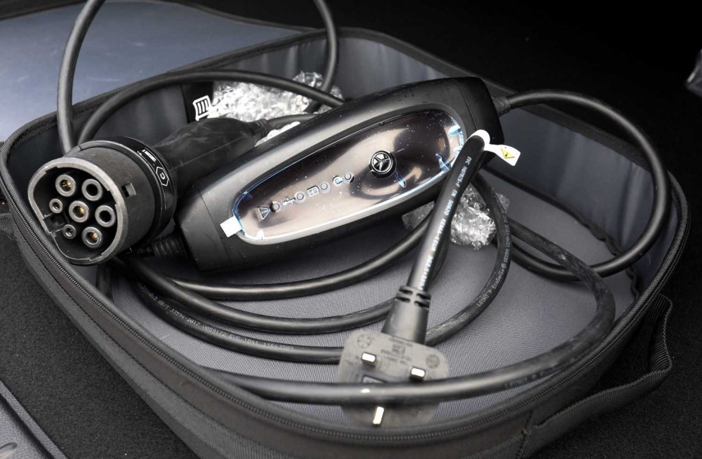 Mercedes-Benz E-Class PHEV giá gần 3,4 tỷ đồng, tiêu thụ xăng chỉ 2 lít/100km Mercedes-Benz E-Class PHEV giá gần 3,4 tỷ đồng, tiêu thụ xăng chỉ 2 lít/100km