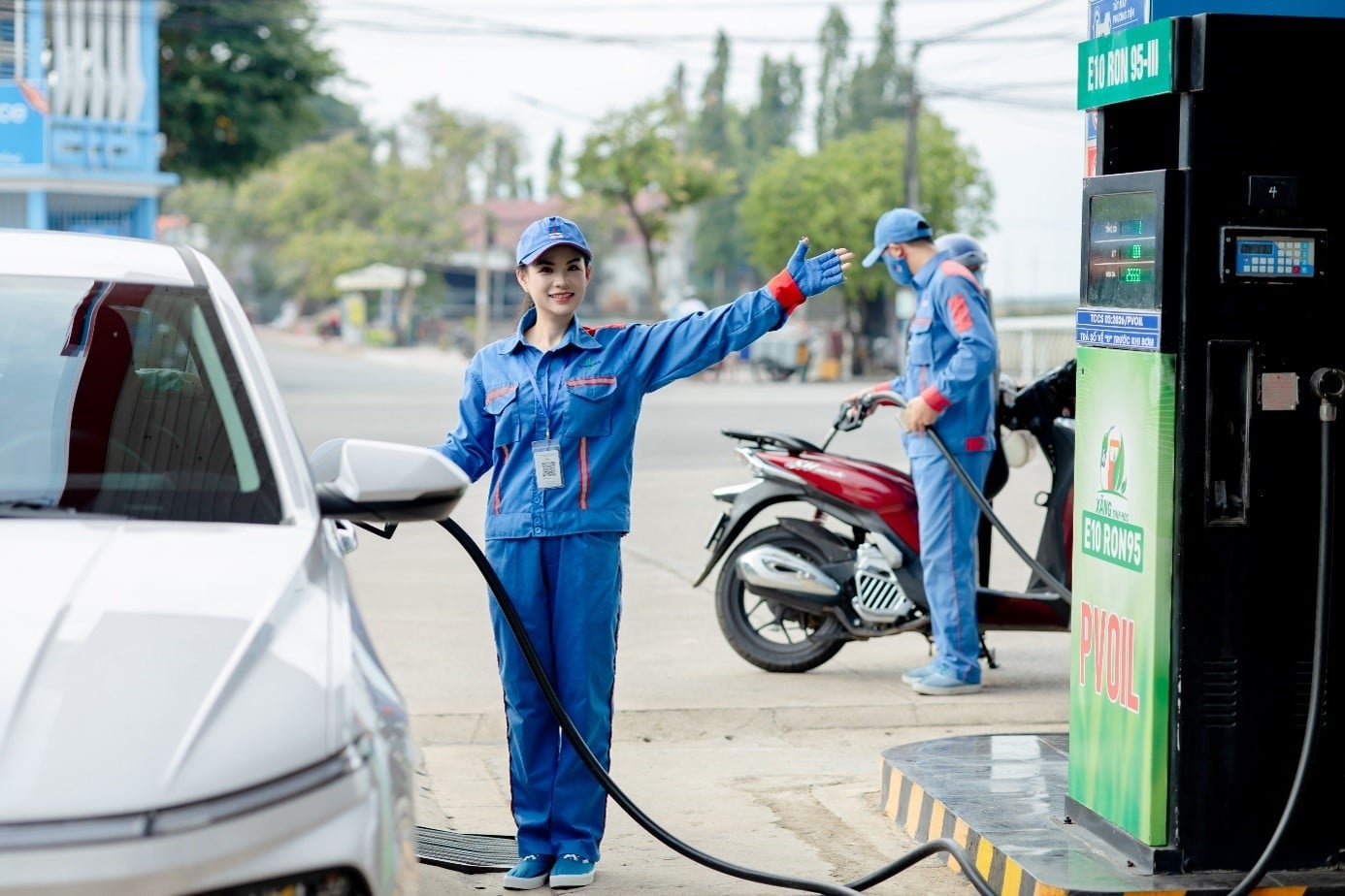 Nhân viên phục vụ khách hàng tại cửa hàng xăng dầu PVOIL. Ảnh: PVOIL. Nhân viên phục vụ khách hàng tại cửa hàng xăng dầu PVOIL. Ảnh: PVOIL.