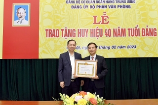 Trao tặng Huy hiệu Đảng cho đảng viên thuộc Đảng bộ bộ phận Văn phòng
